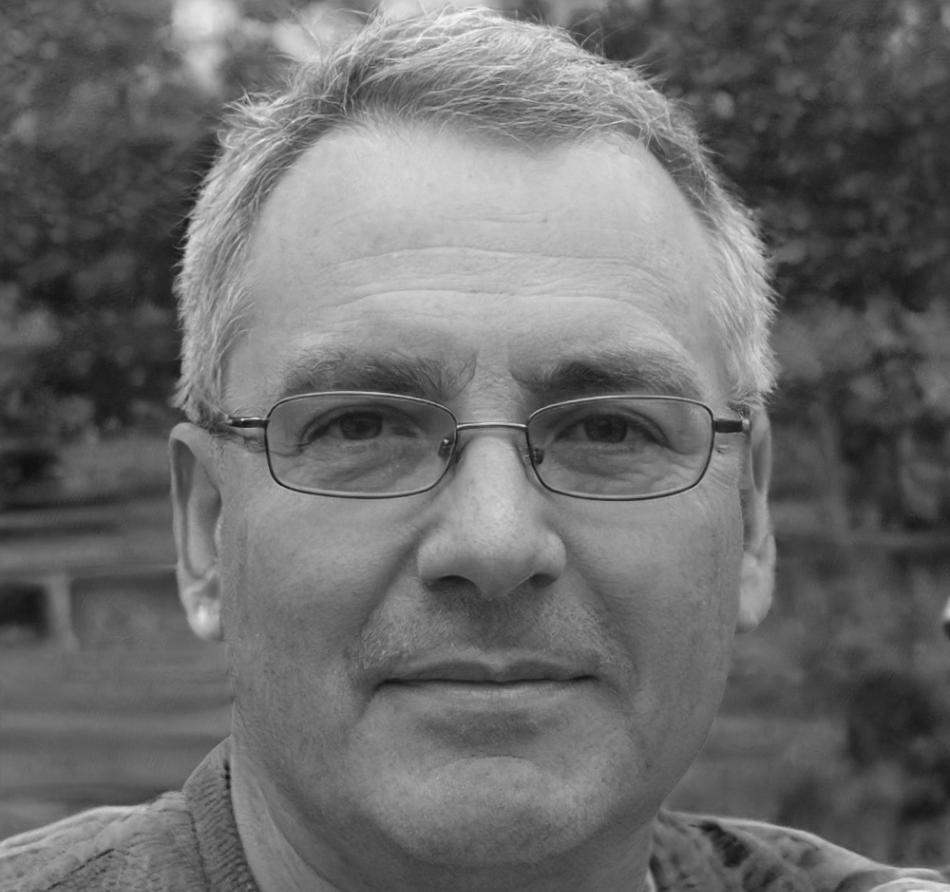 المدرب الأكاديمي المختص في تصميم الأزهار